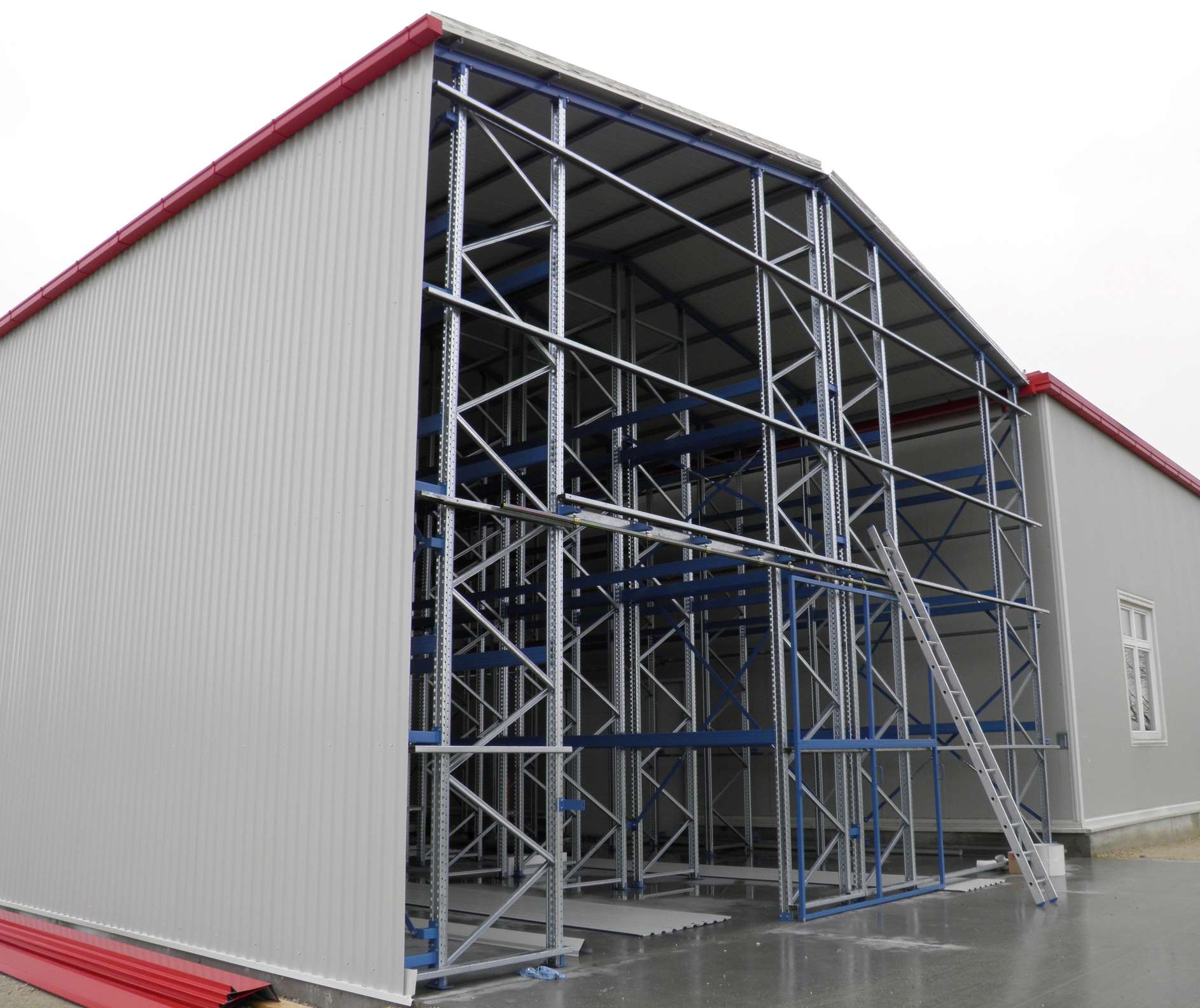 Samonosna regalna konstrukcija – ko regalna konstrukcije postane tudi skladiščna stavba